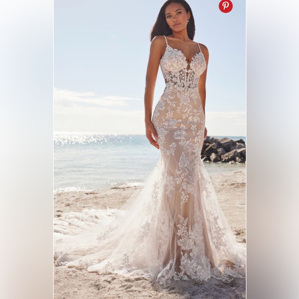 Elegant White Lace Wedding Dress